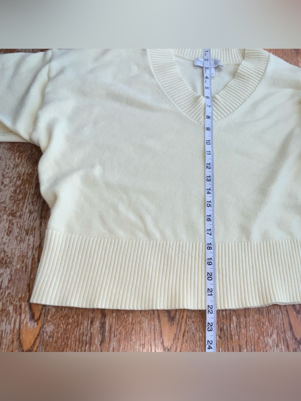 Rachel Zoe Pale Yellow soft V-Neck Sweater Size Large - Picture 4 of 5